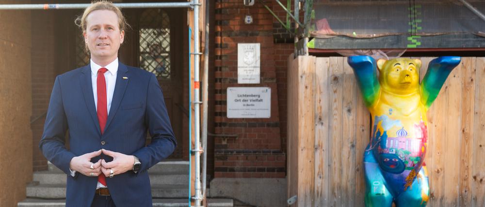 Kevin Hönicke (SPD), Bezirksstadtrat in Lichtenberg, steht vor dem Rathaus Lichtenberg. 