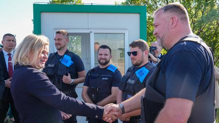 Nancy Faeser (SPD), Bundesministerin des Innern und Heimat, besichtigt die „Grüne Grenze“ zwischen der Türkei und Bulgarien und unterhält sich mit vier deutschen Beamten der Bundespolizei im Frontex-Einsatz.