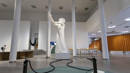 Hommage ans Grundgesetz. Die aufblasbare Skulptur „Göttin der Demokratie“ des Künstlerduos zweintopf in der Ausstellung der Bundeskunsthalle „Für alle! Demokratie neu gestalten“.