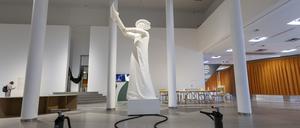 Hommage ans Grundgesetz. Die aufblasbare Skulptur „Göttin der Demokratie“ des Künstlerduos zweintopf in der Ausstellung der Bundeskunsthalle „Für alle! Demokratie neu gestalten“.