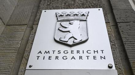 ARCHIV - 03.06.2024, Berlin: Ein Schild weist auf das Amtsgericht Tiergarten an der Fassade vom Kriminalgericht Moabit in der Turmstraße hin. (zu dpa: «Ex-Freundin schwer misshandelt: Mann zu Bewährungsstrafe verurteilt») Foto: Jens Kalaene/dpa +++ dpa-Bildfunk +++