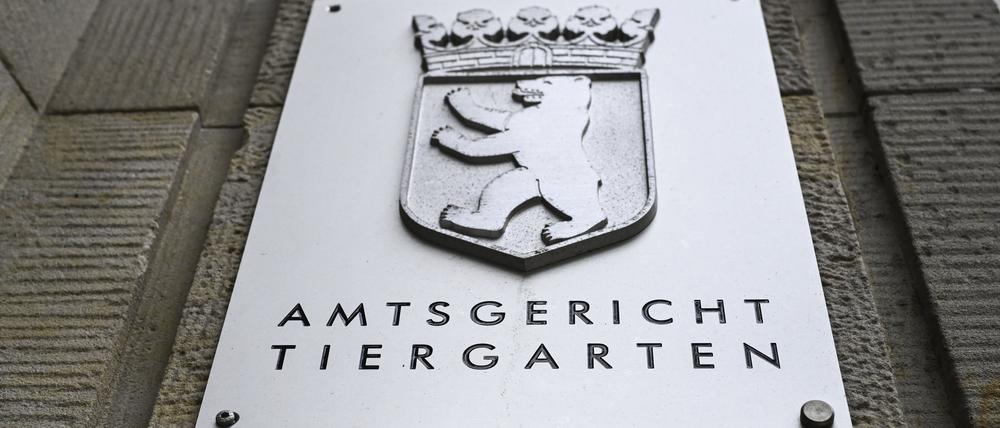 ARCHIV - 03.06.2024, Berlin: Ein Schild weist auf das Amtsgericht Tiergarten an der Fassade vom Kriminalgericht Moabit in der Turmstraße hin. (zu dpa: «Ex-Freundin schwer misshandelt: Mann zu Bewährungsstrafe verurteilt») Foto: Jens Kalaene/dpa +++ dpa-Bildfunk +++