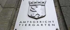 ARCHIV - 03.06.2024, Berlin: Ein Schild weist auf das Amtsgericht Tiergarten an der Fassade vom Kriminalgericht Moabit in der Turmstraße hin. (zu dpa: «Ex-Freundin schwer misshandelt: Mann zu Bewährungsstrafe verurteilt») Foto: Jens Kalaene/dpa +++ dpa-Bildfunk +++