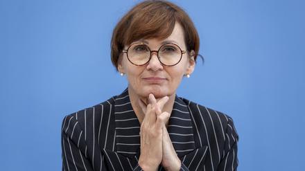 Bettina Stark-Watzinger (FDP), Bundesministerin für Bildung und Forschung, faltet die Hände bei einer Pressekonferenz.