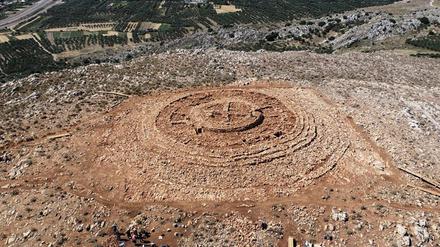 Ein Luftbild zeigt ein minoisches Gebäude auf einem Hügel auf Kreta.