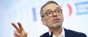 Herbert Kickl, FPÖ-Chef, nimmt an einer gemeinsamen Pressekonferenz mit AfD-Fraktionschefin Weidel teil.