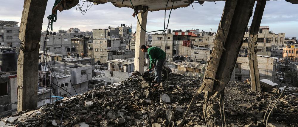 Ein Palästinenser inspiziert sein Haus, das bei einem israelischen Luftangriff auf Rafah zerstört wurde.