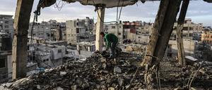 Ein Palästinenser inspiziert sein Haus, das bei einem israelischen Luftangriff auf Rafah zerstört wurde.