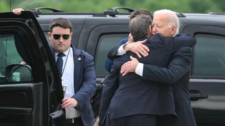 US-Präsident Joe Biden und sein Sohn Hunter auf der Delaware Air National Guard Base in New Castle.