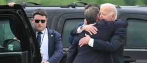 US-Präsident Joe Biden und sein Sohn Hunter auf der Delaware Air National Guard Base in New Castle.