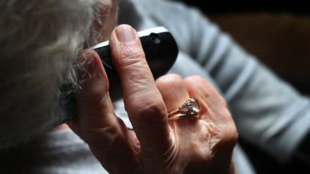 ARCHIV - 11.10.2019, Bayern, Würzburg: Eine ältere Frau telefoniert mit einem schnurlosen Festnetztelefon. (zu dpa: «Mann gibt sich als Polizist aus und betrügt Seniorin um 3000 Euro») Foto: Karl-Josef Hildenbrand/dpa +++ dpa-Bildfunk +++