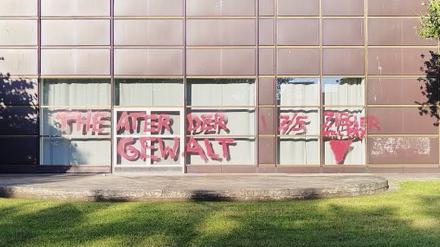 Unbekannte bedrohen den Präsidenten der FU Berlin, Günter Ziegler, mit einem roten Hamas-Dreieck. 