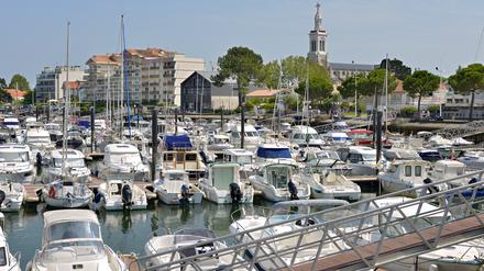 Blick auf den Hafen von Arcachon mit der Kirche Saint Ferdinand.