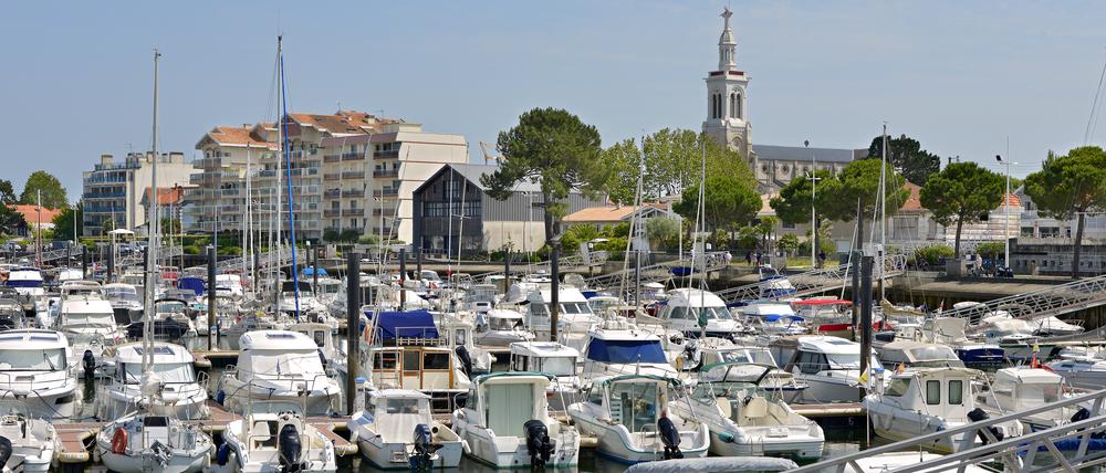 Blick auf den Hafen von Arcachon mit der Kirche Saint Ferdinand.