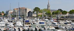 Blick auf den Hafen von Arcachon mit der Kirche Saint Ferdinand.