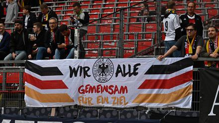 Deutschland-Fans im Stadion. 