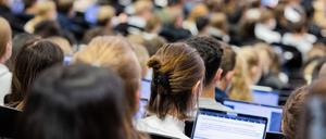 Studentinnen und Studenten sitzen während einer Vorlesung in einem Hörsaal. (Symbolbild)
