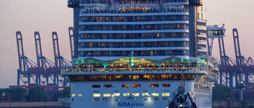 Ein Aida-Kreuzfahrtschiff in Hamburg.