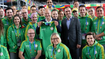 Da schaut selbst der Kanzler vorbei. Olaf Scholz (M.) und Philipp Lahm mit Volunteers in München.