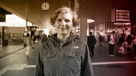 Eine Runde Berlin: Sozialsenatorin Katja Kipping (Linke) startet die Ringbahnrunde an der S-Bahnhaltestelle Gesundbrunnen.