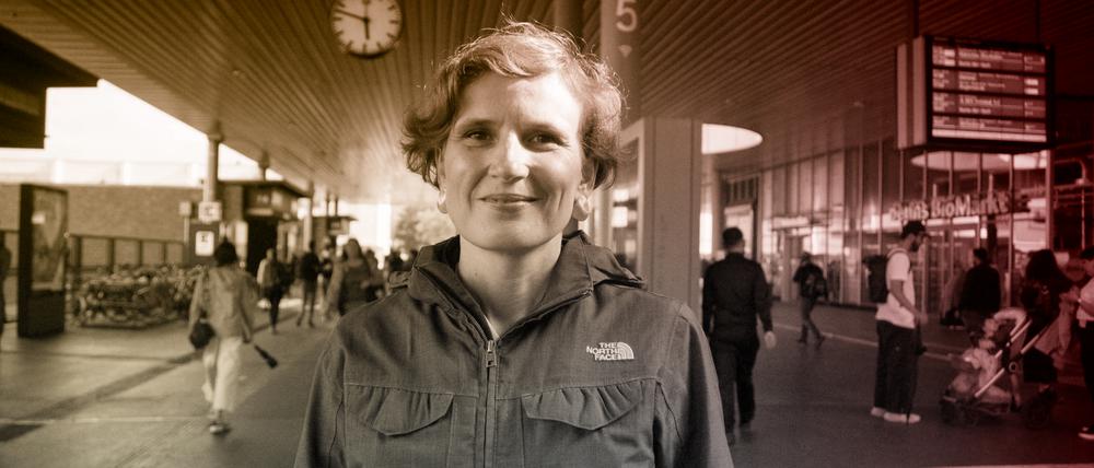 Eine Runde Berlin: Sozialsenatorin Katja Kipping (Linke) startet die Ringbahnrunde an der S-Bahnhaltestelle Gesundbrunnen.