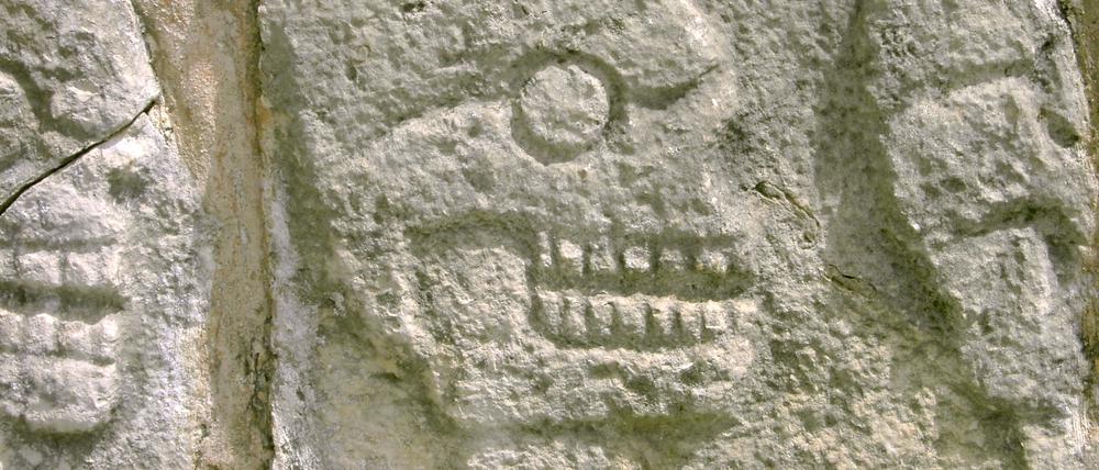 Verzierung an einer maßstabsgetreu aus Stein gefertigten Nachbildung eines Gestells zur Lagerung menschlicher Schädel, dessen Standort im Herzen des Fundkomplexes auf die große Bedeutung von Menschenopfern in Chichén Itzá deutet.
