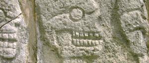 Verzierung an einer maßstabsgetreu aus Stein gefertigten Nachbildung eines Gestells zur Lagerung menschlicher Schädel, dessen Standort im Herzen des Fundkomplexes auf die große Bedeutung von Menschenopfern in Chichén Itzá deutet.