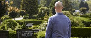 Autor Leo Hickman vor dem Grab von Helmut Grell in Bremervörde.