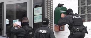 Beamte stehen während der Razzia vor einer Moschee in Braunschweig.