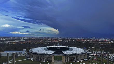 Ein Blick von oben auf das Berliner Olympiastadion, wo sechs Spiele der Fußball- Europameisterschaft ausgetragen werden.