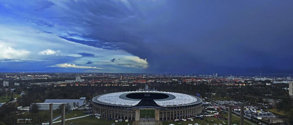 Ein Blick von oben auf das Berliner Olympiastadion, wo sechs Spiele der Fußball- Europameisterschaft ausgetragen werden.