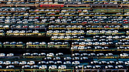 Autozüge auf einem Bremer Rangierbahnhof.