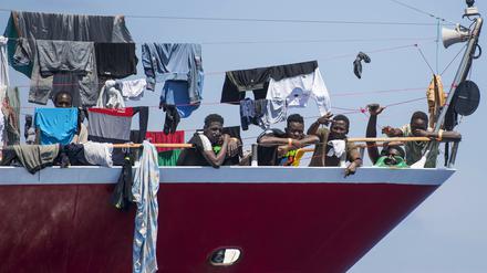 Migranten stehen an Bord eines Schiffes der «Captain Morgan Cruises» und haben ihre Kleidung zum Trocken aufgehängt. (Archiv vom 02.06.2020)