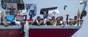 Migranten stehen an Bord eines Schiffes der «Captain Morgan Cruises» und haben ihre Kleidung zum Trocken aufgehängt. (Archiv vom 02.06.2020)