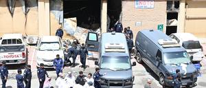 Polizei und Helfer stehen am Ort des Brandes.