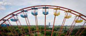 Vor der Demontage: Die Gondeln vom Riesenrad im Spreepark. 2025 soll es sich wieder drehen.