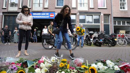 Menschen legen Blumen in Amsterdam für den ermordeten Reporter Peter R. de Vries nieder.