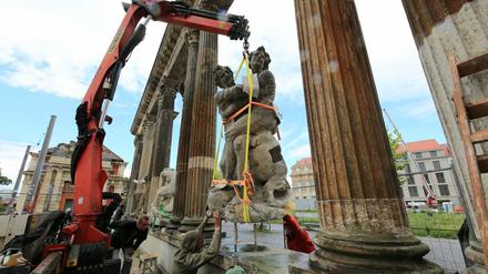 Die Ringerkolonnaden in Potsdam sind komplett. Mit dem Setzen der zwei letzten Figurengruppen ist die Sanierung des Schmuckbauwerks zwischen Stadtschloss und Marstall abgeschlossen. Die Bauarbeiten wurden von der Deutschen Stiftung Denkmalschutz mit 178.000 Euro unterstützt.