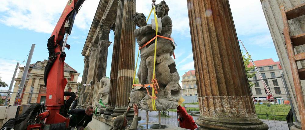 Die Ringerkolonnaden in Potsdam sind komplett. Mit dem Setzen der zwei letzten Figurengruppen ist die Sanierung des Schmuckbauwerks zwischen Stadtschloss und Marstall abgeschlossen. Die Bauarbeiten wurden von der Deutschen Stiftung Denkmalschutz mit 178.000 Euro unterstützt.