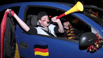 Symbolbild: Deutsche Fußball-Fans feiern im Autokorso.