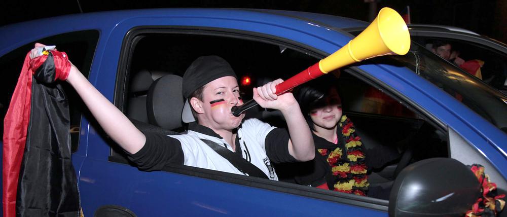 Symbolbild: Deutsche Fußball-Fans feiern im Autokorso.
