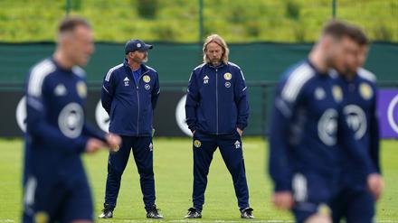 Schottlands Cheftrainer Steve Clarke (links) setzt auf die Standardvarianten von Austin MacPhee (rechts).