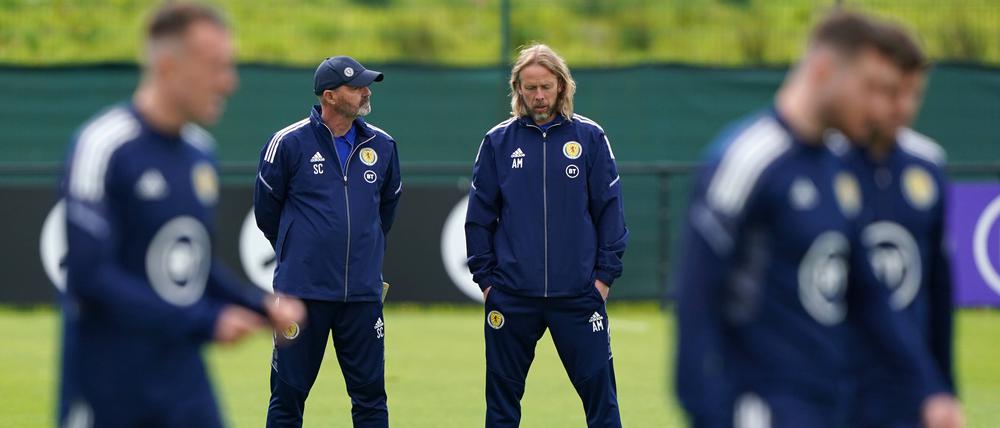 Schottlands Cheftrainer Steve Clarke (links) setzt auf die Standardvarianten von Austin MacPhee (rechts).