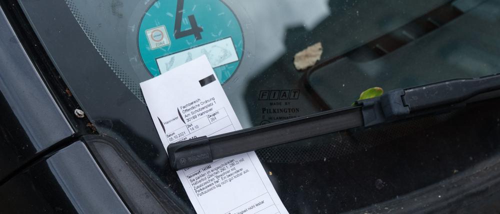 Ein Strafzettel klemmt hinter einem Scheibenwischer (Symbolbild). Das Bundesverfassungsgericht hat betont, dass der Halter eines Autos nicht automatisch der Täter ist, wenn mit dem Wagen Parkverstöße begangen werden.