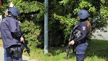 Bewaffnete Polizeibeamte aus Brandenburg bei einem Einsatz. 