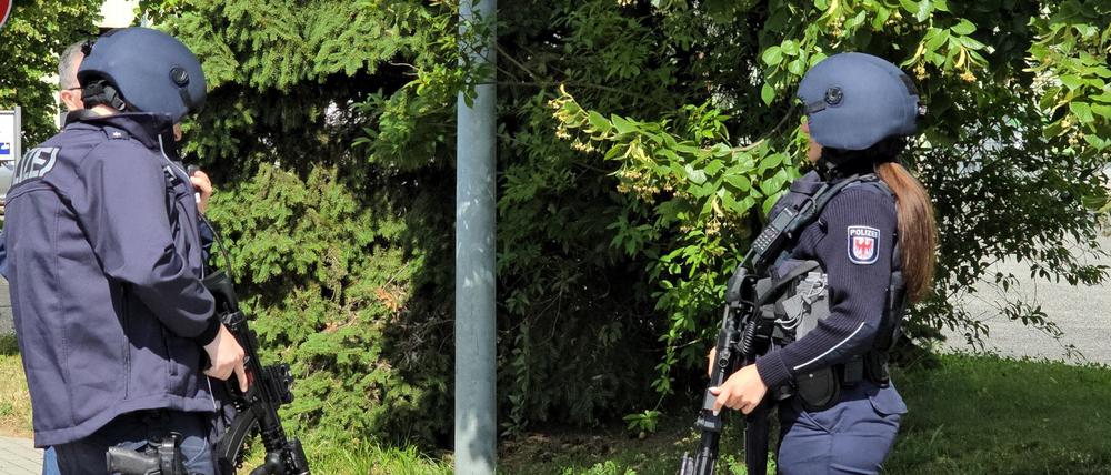 Bewaffnete Polizeibeamte aus Brandenburg bei einem Einsatz. 