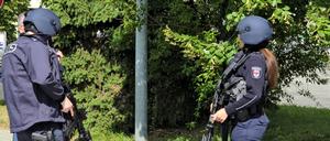 Bewaffnete Polizeibeamte aus Brandenburg bei einem Einsatz.