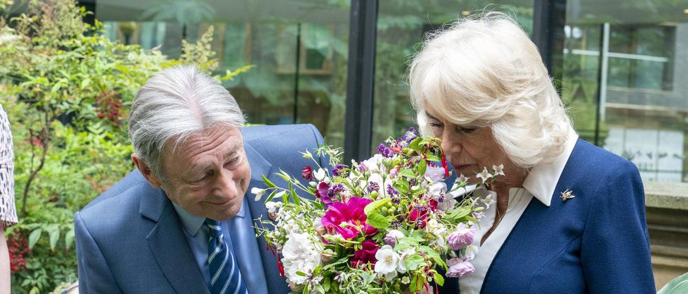 Königin Camilla von Großbritannien zusammen mit Alan Titchmarsh auf der Ausstellung Gardening Bohemia im Gartenmuseum in London.