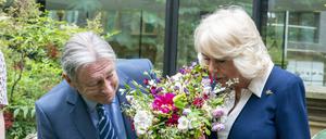 Königin Camilla von Großbritannien zusammen mit Alan Titchmarsh auf der Ausstellung Gardening Bohemia im Gartenmuseum in London.