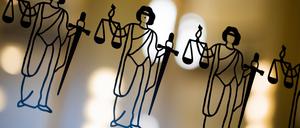 Die Justitia ist an einer Scheibe am Eingang zum Oberlandesgericht zu sehen.